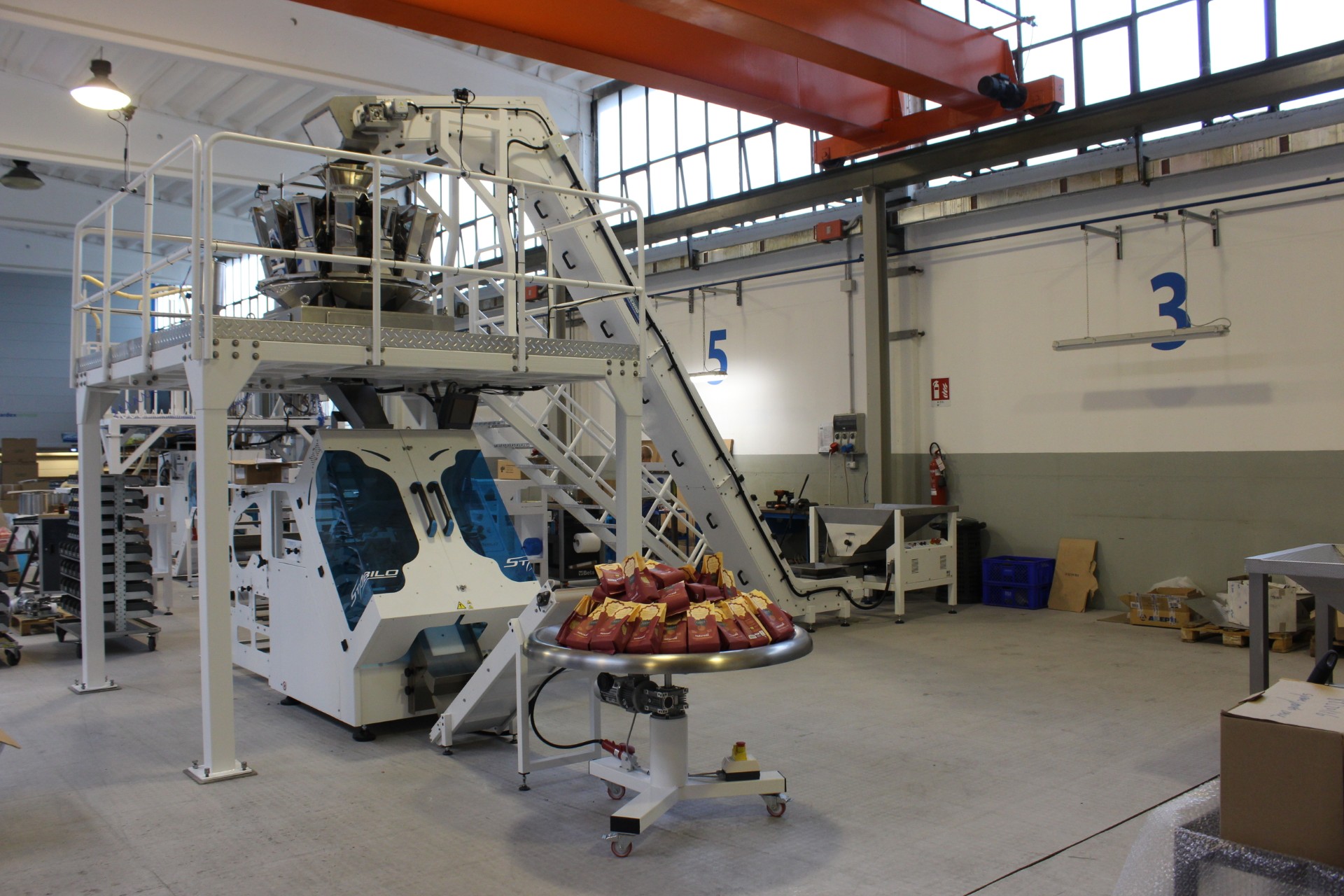 Vertikalni packaging machines in operation